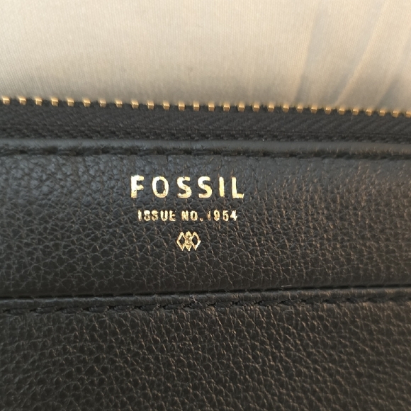 Fossil Black Leather Zip Wristlet - Picture 4 of 4